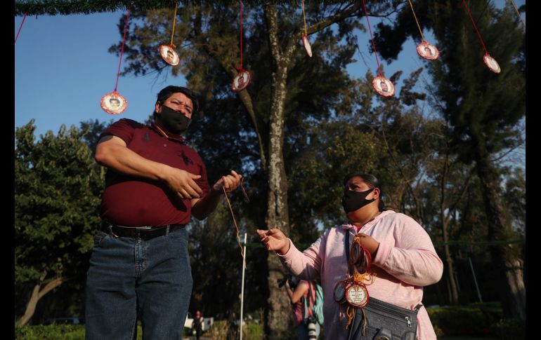 Las esferas navideñas son una manera de recordar a los mexicanos y a las autoridades que las desapariciones siguen ocurriendo. EFE / S. Gutiérrez
