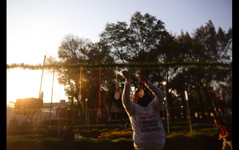 Las familias de personas desaparecidas simbolizan como nadie en el país la capacidad de sobreponerse a la adversidad de mantener viva la luz de la esperanza. EFE / S. Gutiérrez
