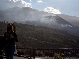 Este miércoles, sobre el cráter se observaban algunas volutas de humo blanco. El volcán Cumbre Vieja quedó en silencio el lunes por la noche. EFE / L. G. Morera