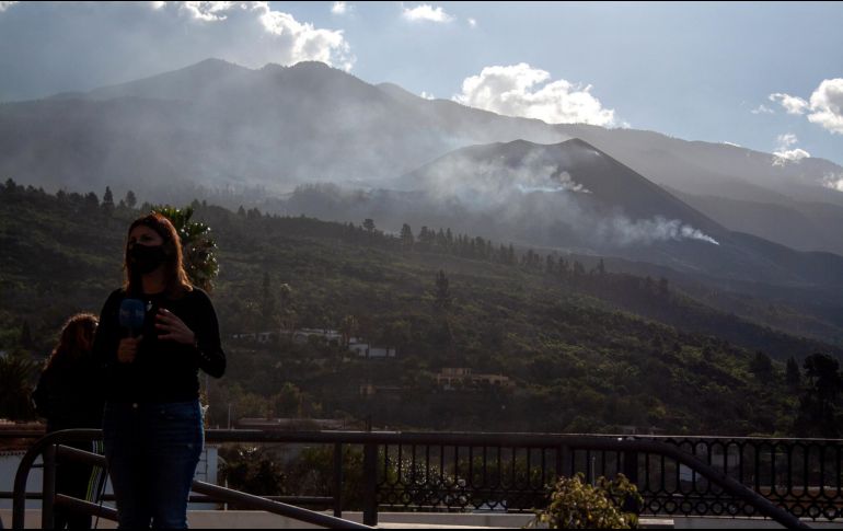 Este miércoles, sobre el cráter se observaban algunas volutas de humo blanco. El volcán Cumbre Vieja quedó en silencio el lunes por la noche. EFE / L. G. Morera