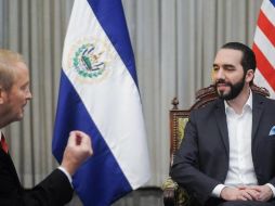 En una imagen de archivo el embajador de Estados Unidos en El Salvador en 2019, Ronald Johnson, durante una visita al presidenite Nayib Bukele. GETTY IMAGES
