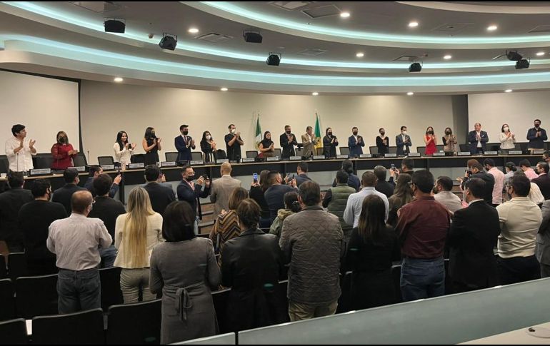 Los asistentes ovacionaron de pie antes de iniciar la sesión. EL INFORMADOR/E. Gómez