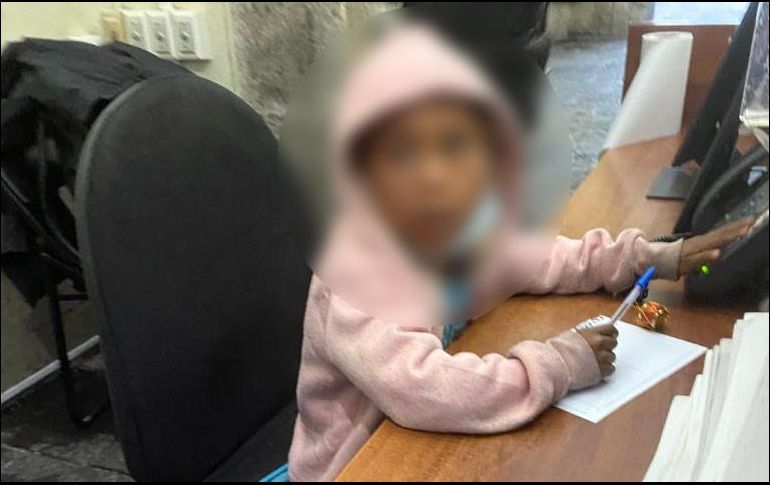 Las oficiales realizaron la búsqueda de la familia de la menor y lograron localizar a la mamá, quien se dedica a vender artesanías. Cortesía/Policía del Estado