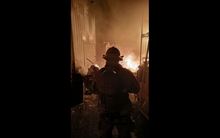 Bomberos de la ZMG acudieron al lugar para apagar el incendio. ESPECIAL