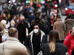 Desde semana en Inglaterra ya se ha impuesto el uso de cubrebocas en espacios interiores y la presentación de un certificado COVID para acceder a grandes eventos. EFE / ARCHIVO