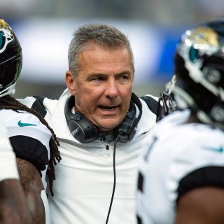 Jaguars despiden a polémico entrenador ¡por patear a un jugador!