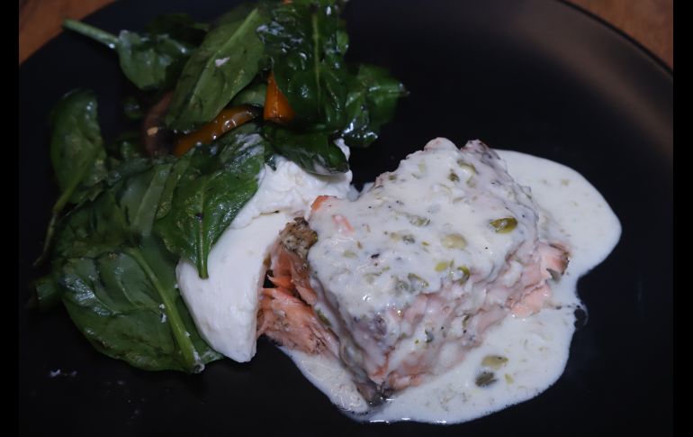 Salmón con crema alcaparrada acompañada de ensalada de espinacas con verduras al grill y burratas.GENTE BIEN JALISCO/CLAUDIO JIMENO