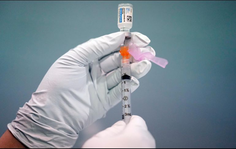 EU tiene aprobadas tres vacunas: la de Pfizer y Moderna, que requieren de dos dosis, y la de Johnson&Johnson, que es monodosis. AP/ARCHIVO