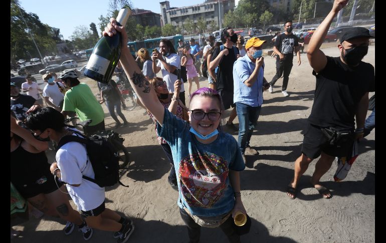 Centenares de personas se reunieron en la céntrica plaza Italia de Santiago para celebrar, mientras que automovilistas tocaban el cláxon. EFE/E. González