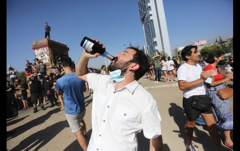 Centenares de personas se reunieron en la céntrica plaza Italia de Santiago para celebrar, mientras que automovilistas tocaban el cláxon. EFE/E. González