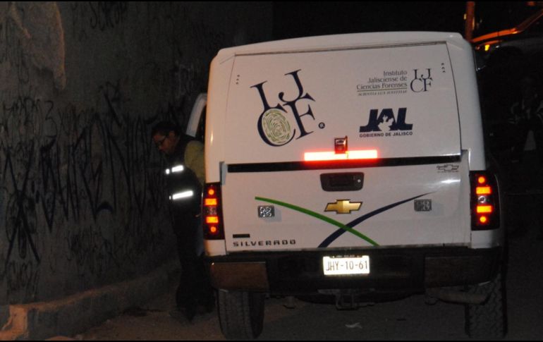 Peritos del Instituto Jalisciense de Ciencias Forenses (IJCF) recabaron indicios y trasladaron el cuerpo a sus instalaciones para realizar la autopsia de ley correspondiente. EL INFORMADOR/ARCHIVO