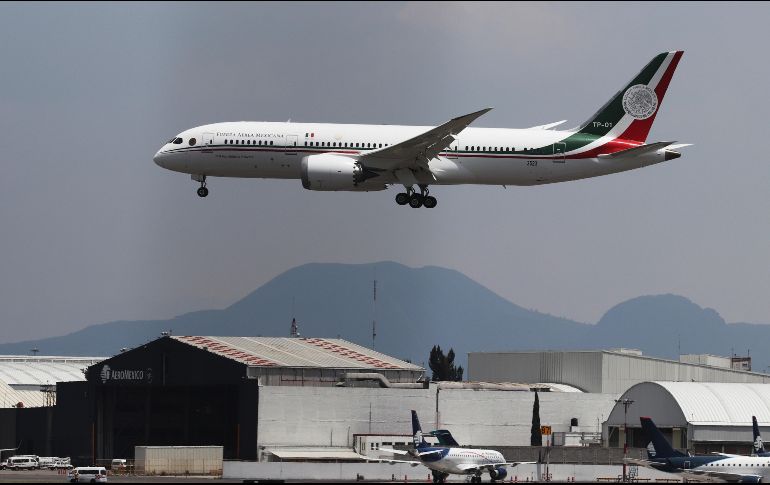 El avión presidencial TP01 permanece estacionado en el Aeropuerto Internacional de la Ciudad de México. EFE/ARCHIVO