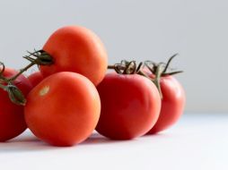 El jitomate es reconocido por su aporte de fibra y vitaminas con los alimentos. ESPECIAL/Photo by Vince Lee on Unsplash