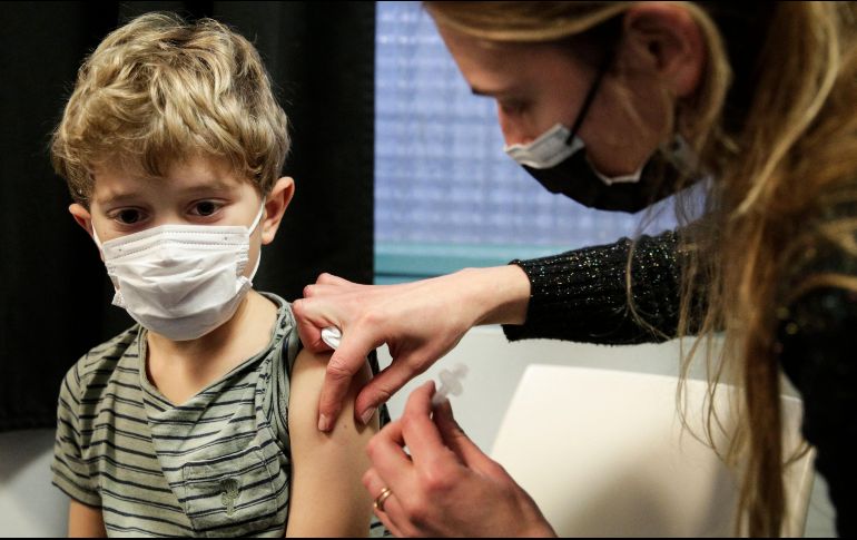 La vacuna anticovid para niños facilita que disminuya la circulación del SARS-CoV-2 y la aparición de nuevas variantes y contribuye a la inmunidad de grupo, sin olvidar que también sirve para lograr espacios educativos seguros. AFP / G. Van Der Hasselt