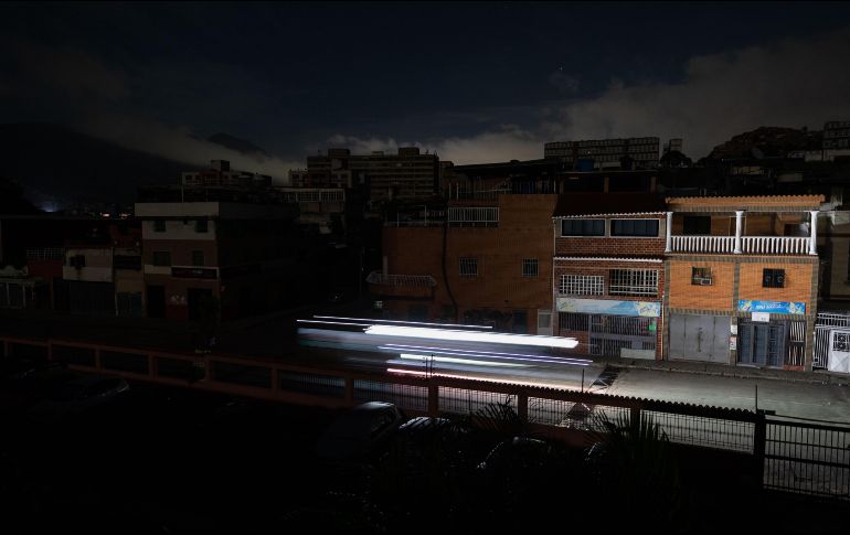 Los cortes de energía son habituales en Venezuela, un país con la mayor reserva petrolera desde hace varios años, sobre todo en la provincia. EFE / R. Peña