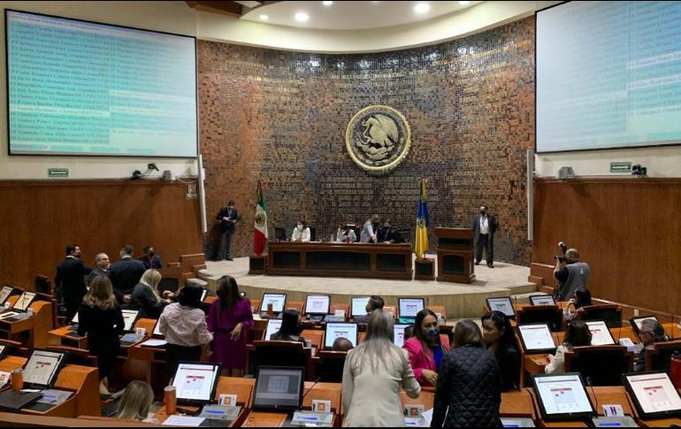 La sesión extraordinaria de pleno para recibir la petición fue convocada de última hora y acudieron 31 diputados. EL INFORMADOR/R. Rivas