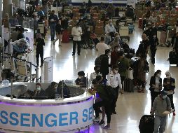 Varios países de la Unión Europea han endurecido las medidas sanitarias en los aeropuertos. EFE/N. Sangnak