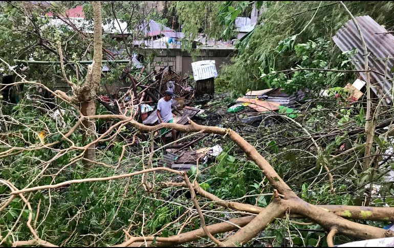 Más de 300 mil personas huyeron de sus casas y hoteles cercanos a la playa, cuando el meteoro dejó sin comunicación y derribó postes de electricidad. AP / C. Baldicantos