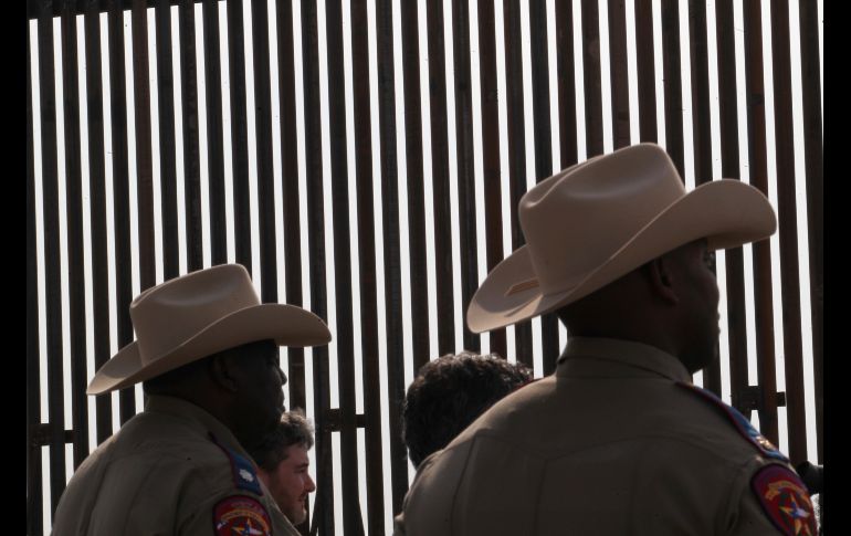 Las enormes barras de acero comenzaron a ser instaladas este sábado. AP/D. Lopez