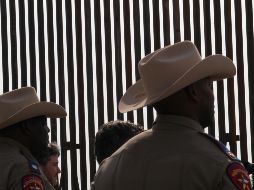 Las enormes barras de acero comenzaron a ser instaladas este sábado. AP/D. Lopez