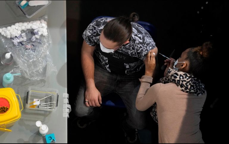 Se especula que ómicron puede “evadir” el sistema inmunológico de una persona. AP/C. Ena