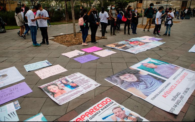 Partieron de la Glorieta de las y los desaparecidos hasta llegar al Palacio de Gobierno, donde una comitiva recibió a dos de sus familiares. EL INFORMADOR/G. Gallo