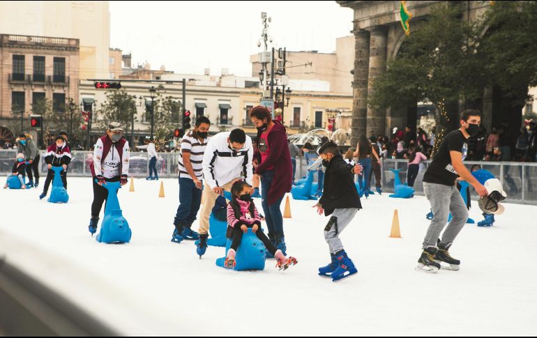 Alegría. La pista de hielo está ubicada sobre el Paseo Alcalde, a un costado del Palacio municipal. El Informador/ G. Gallo