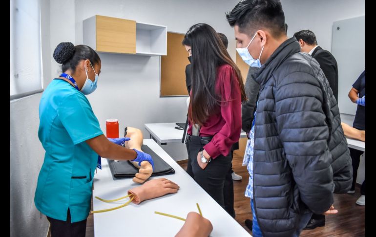 El centro cuenta actualmente con áreas de alta y baja fidelidad, así como aula de clases en donde se revisa el contenido teórico y se discuten casos clínicos complejos.  ESPECIAL