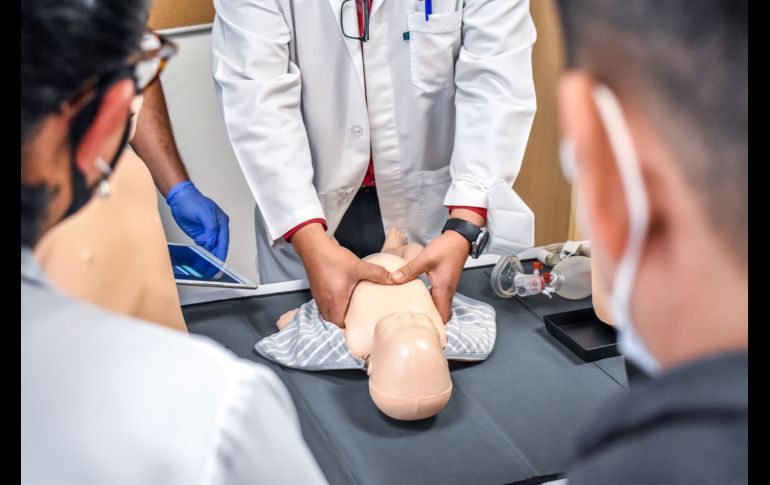 El centro cuenta actualmente con áreas de alta y baja fidelidad, así como aula de clases en donde se revisa el contenido teórico y se discuten casos clínicos complejos.  ESPECIAL