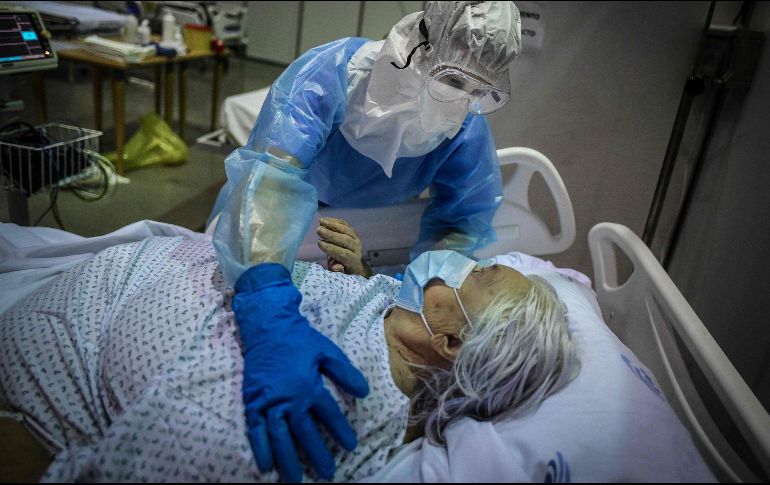 La edad no parece aumentar las probabilidades de contraer el COVID persistente, de acuerdo con el estudio, que reveló también que un tercio de los contagiados afirmaba no haber recuperado los niveles de rendimiento previos a la enfermedad. AFP / ARCHIVO