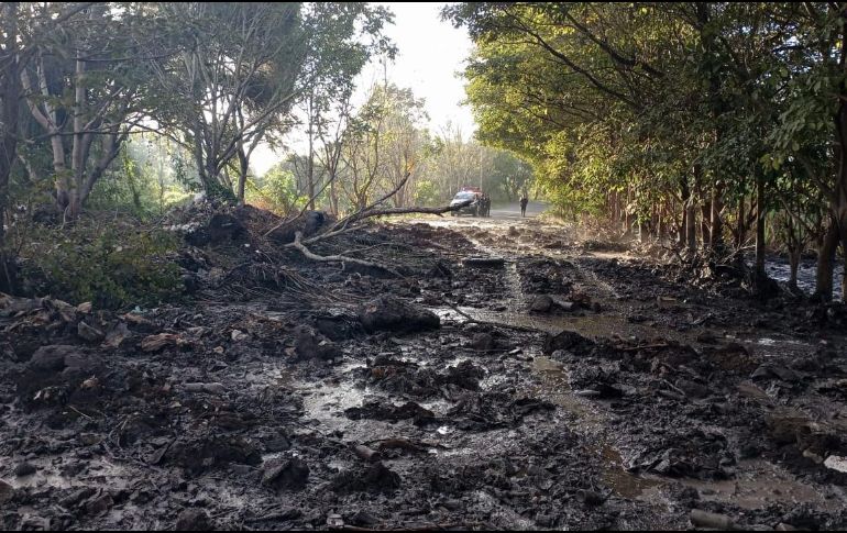 La vía se llenó de lodo y arrastre, por lo que las autoridades municipales de El Grullo se hicieron cargo de las labores de limpieza. ESPECIAL / Protección Civil Jalisco