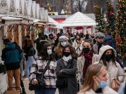 La advertencia pone de manifiesto la desagradable decisión que el primer ministro británico Boris Johnson enfrenta: arruinar los planes navideños de millones de personas por segundo año seguido, o enfrentar una posible avalancha de casos de coronavirus. AP / M. Euler