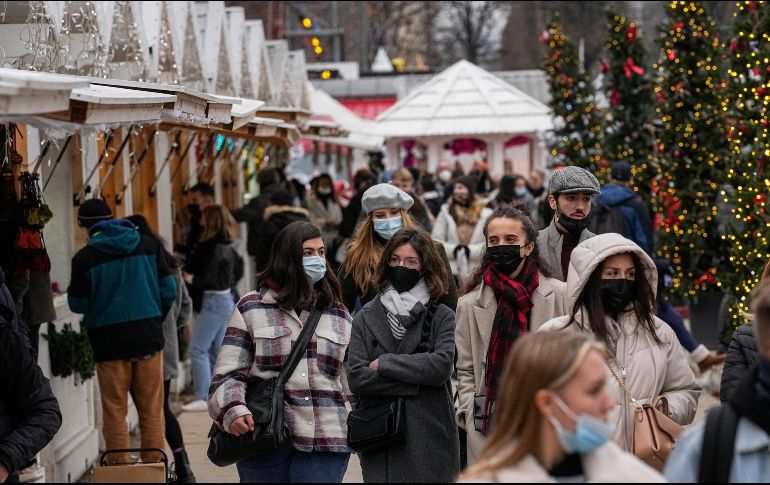 La advertencia pone de manifiesto la desagradable decisión que el primer ministro británico Boris Johnson enfrenta: arruinar los planes navideños de millones de personas por segundo año seguido, o enfrentar una posible avalancha de casos de coronavirus. AP / M. Euler