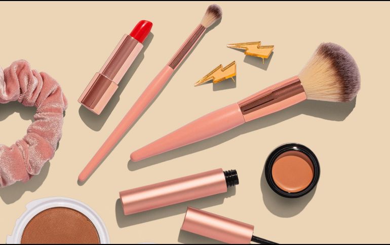 Los productos de belleza son una opción para regalar esta Navidad 2021. ESPECIAL/Photo by Amy Shamblen on Unsplash.