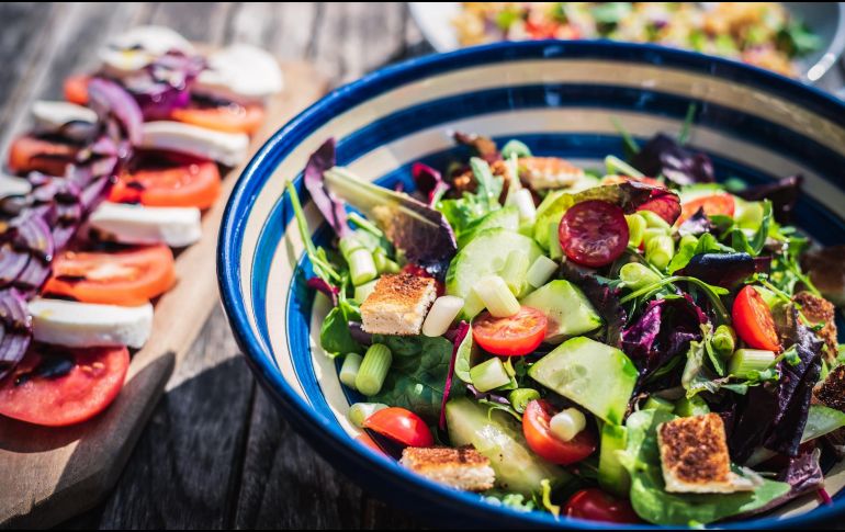Ensalada con tomates cherry. ESPECIAL/Photo by Jezz Timms on Unsplash.