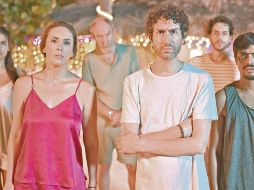 Jacky Bracamontes. La actriz cierra el año con el estreno de “Una Navidad no tan padre” donde comparte escena con Benny Ibarra y varios más. Netflix