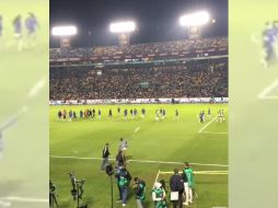 Nahuel Guzmán arrojó lo que aparentemente era un muñeco de peluche a las jugadoras del Monterrey después de que realizaran el calentamiento antes del partido y se dirigieran al vestidor. TWITTER / @r9carloss