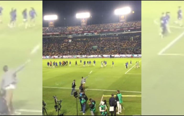 Nahuel Guzmán arrojó lo que aparentemente era un muñeco de peluche a las jugadoras del Monterrey después de que realizaran el calentamiento antes del partido y se dirigieran al vestidor. TWITTER / @r9carloss