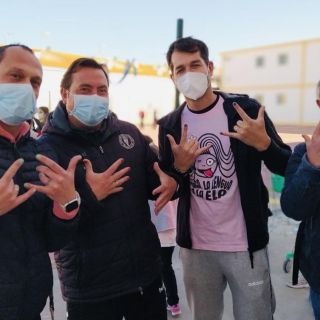 El gesto viral de docentes españoles tras agresiones a alumno LGBT