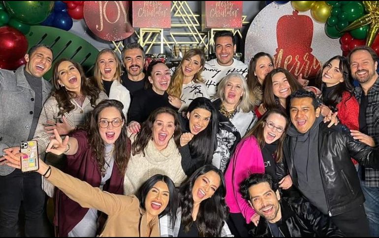 Cynthia Rodriguez y Carlos Rivera celebraron una fiesta navideña con sus amigos más cercanos. INSTAGRAM/@_carlosrivera