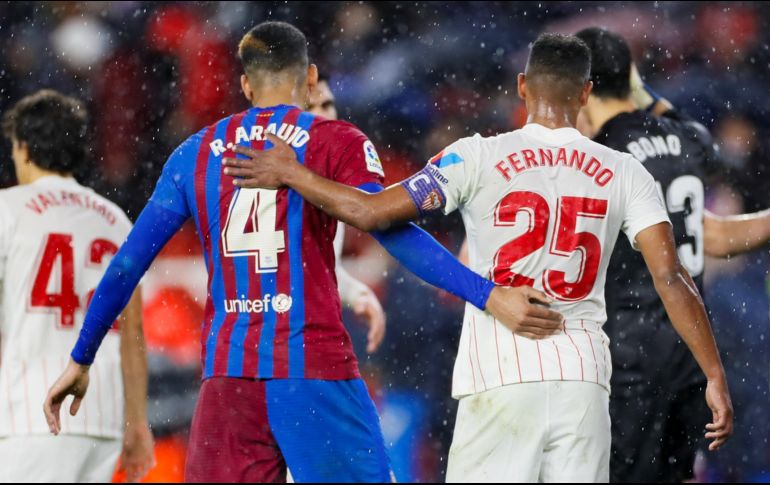 La expulsión de Koundé, por darle un balonazo en la cara a Jordi Alba, dejó sin recursos al Sevilla. EFE/J. Vidal