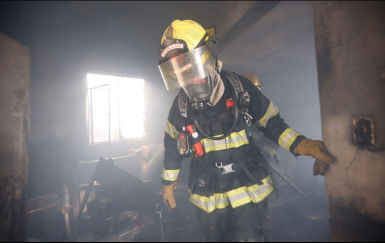 Personal de Gestión Integral de Riesgos de Protección Civil y Bomberos de Guadalajara limpió el lugar de los residuos del siniestro. ESPECIAL