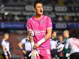 El portero de Chivas desfiló junto a su esposa y con el himno de la Champions League de fondo, el cual era interpretado por un coro. IMAGO7