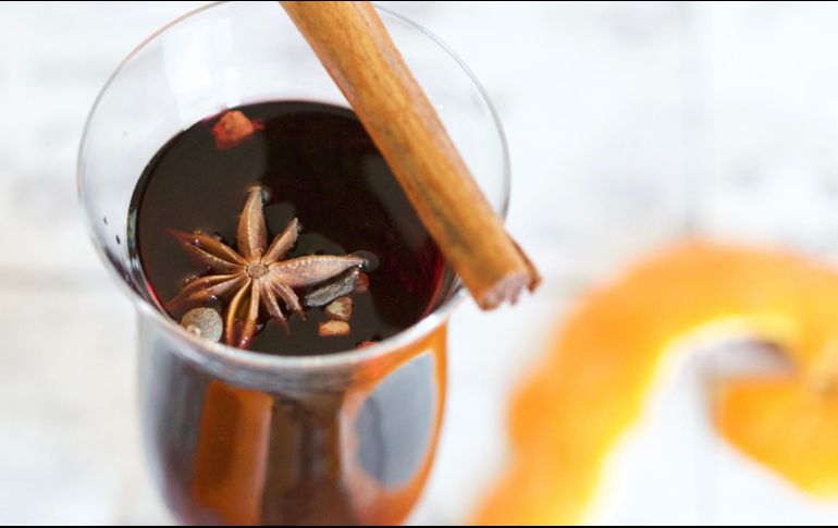 El ponche es una mezcla de ingredientes que varían de acuerdo con el país y los productos de la región donde se prepara. ESPECIAL / Foto de Gaby Dyson en Unsplash