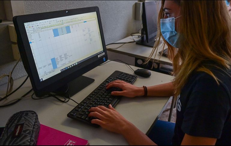 En Francia, el gobierno quiere que, ante el alza de contagios, el regreso de vacaciones a principios de enero, las empresas en las que sea posible el régimen de home office aumente el sistema de trabajo desde casa. AP / ARCHIVO