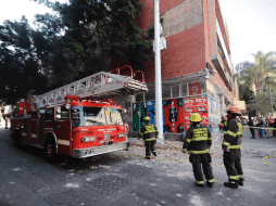 En “Frikiplaza” hubo un derrumbe producto del desprendimiento de una fachaleta. ESPECIAL