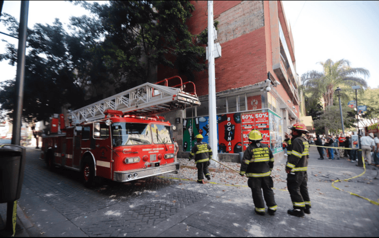 En “Frikiplaza” hubo un derrumbe producto del desprendimiento de una fachaleta. ESPECIAL