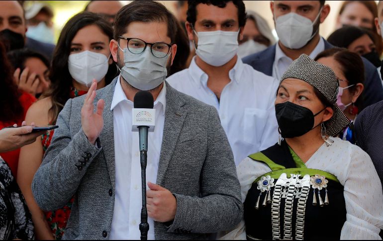 Gabriel Boric ganó las elecciones al ultraderechista José Antonio Kast, con propuestas como la condonación de desudas estudiantiles o transporte público gratuito.  AFP/ J. Torres