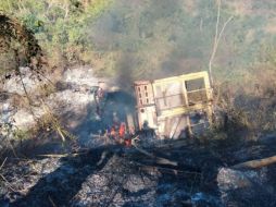 El vehículo no traía carga y hasta el momento la UEPCBJ solamente reportó una víctima por el percance. CORTESÍA/PC JALISCO