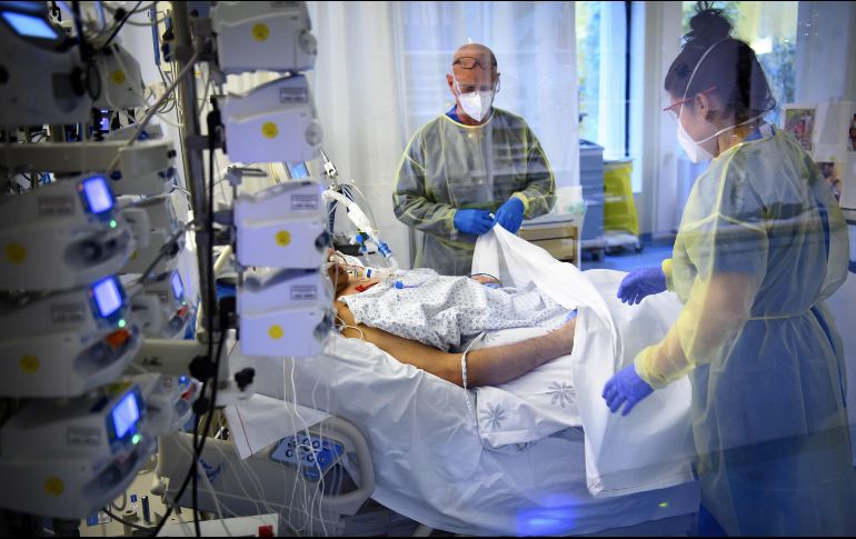 La variante ómicron, sin embargo, es altamente infecciosa y aún puede ocasionar casos graves en general. EFE/L. Gillieron